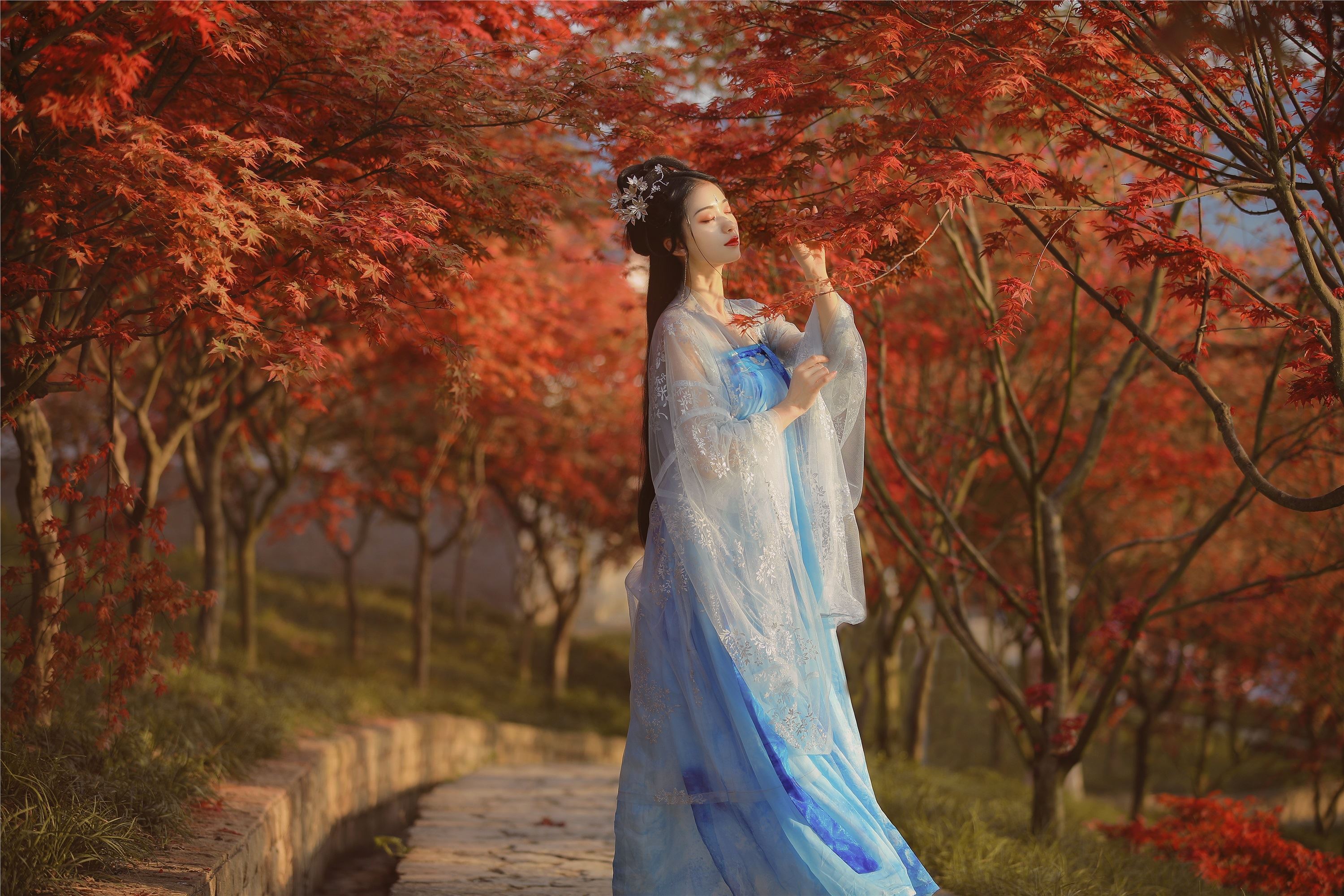 YITUYU艺图语 2021.08.23 秋枫萧瑟 吉祥祥